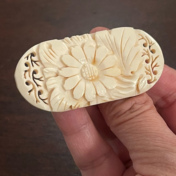 Japanese 1950s hand carved bone floral silver tone pin brooch - Picture 7 of 8